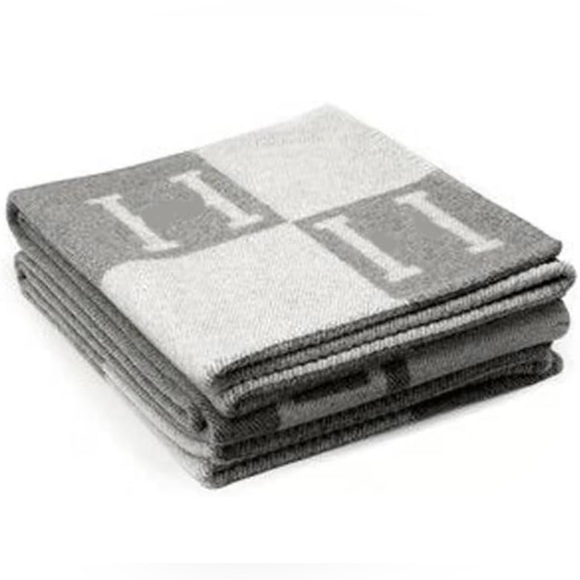 Luxury Gray & White H Style Throw Sofa Blanket